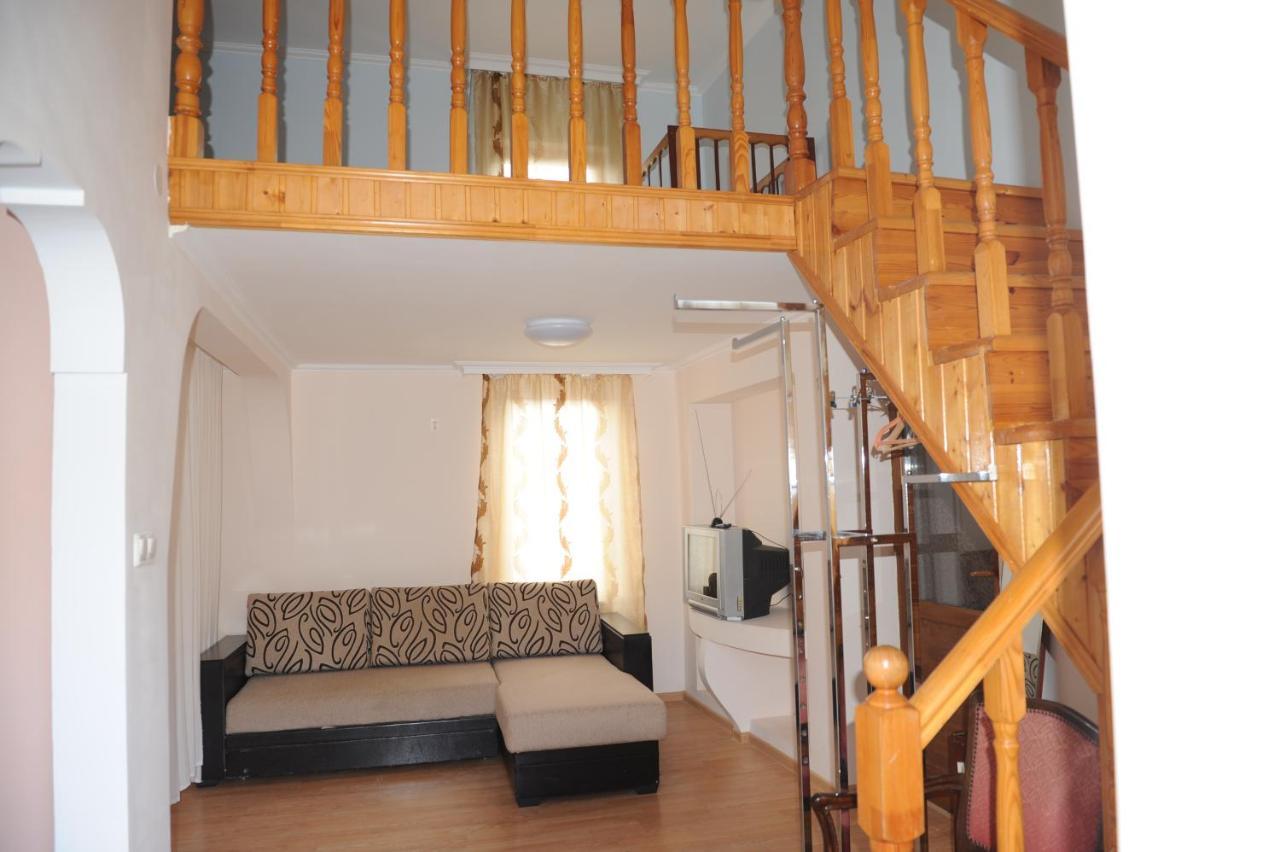 Apartment On Prospekt Mira 71 수쿰 외부 사진