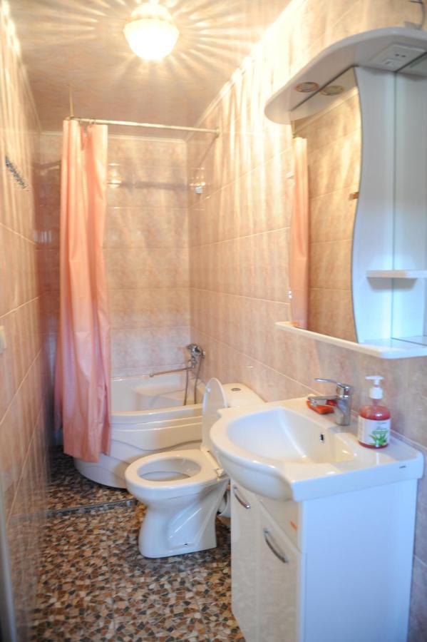 Apartment On Prospekt Mira 71 수쿰 외부 사진