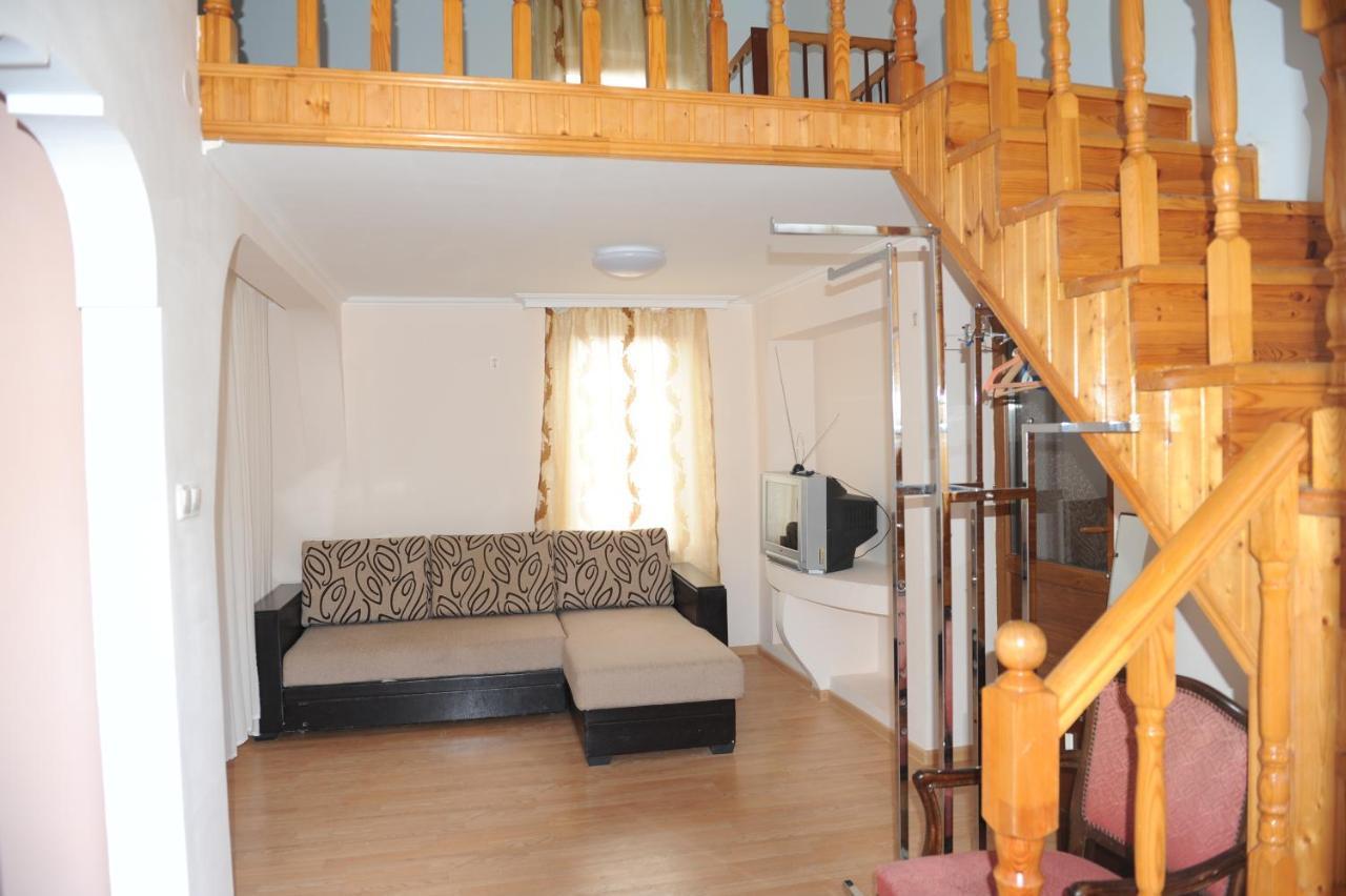 Apartment On Prospekt Mira 71 수쿰 외부 사진
