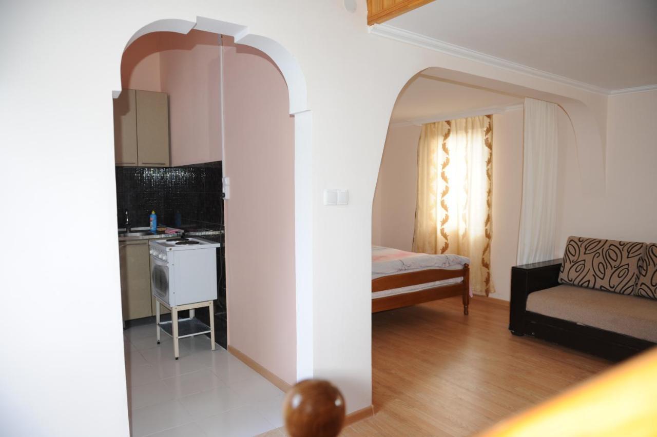 Apartment On Prospekt Mira 71 수쿰 외부 사진